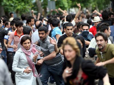 Demonstranten fliehen in Teheran vor der anrückenden Polizei. Proteste