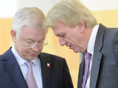 Roland Koch im Gespräch mit Hessens Innenminister Volker Bouffier. Roland Koch und Volker Bouffier