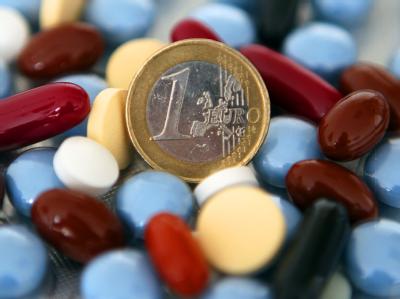 Die Abwanderung von Versicherten aus Kassen mit Zusatzbeiträgen ist größer als erwartet. Tabletten und Geld