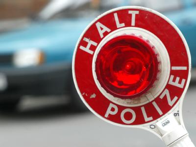 Verkehrskontrolle: Eine Kelle mit der Aufschrift: Polizeikelle