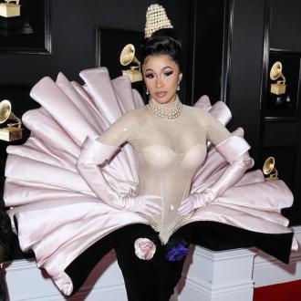 Die 26-jährige Rapperin benutzte für ihr Grammy-Outfit Perlen aus dem Bastelladen. Der Look soll laut ihrem Friseur eine Hommage an Cardis ''Freiheit'' gewesen sein. Cardi B