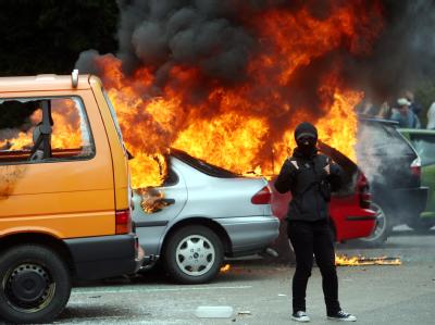 Autonome haben während einer 1. Mai-Demo im Jahr 2008 in Hamburg Autos angezündet. Brennende Autos