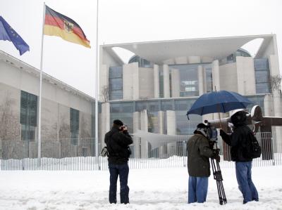 Wartende Journalisten am Sonntag vor dem Bundeskanzleramt in Berlin. Kanzleramt