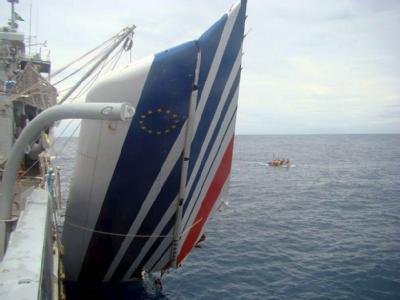 Ein Wrackteil der verunglückten Maschine wird im Juni 2009 von der brasilianischen Marine geborgen: Schuld am Sturz von Todesflug AF 447 in den Atlantik vor zwei Jahren sollen die Piloten sein. Wrackteil