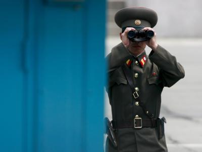Ein nordkoreanischer Grenzsoldat beobachtet die Vorgänge auf der südkoreanischen Seite der Grenze. (Archivbild) Grenzsoldat