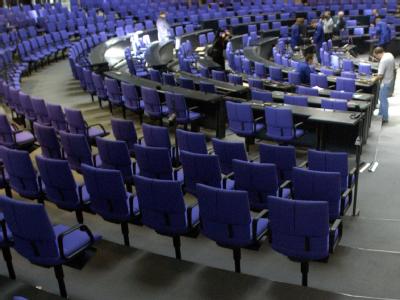 Stuhlreihen im Bundestag in Berlin. Stühle im Bundestag