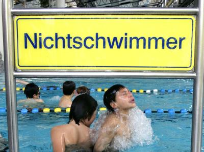 45 Prozent der Schüler in Deutschland können am Ende der vierten Klasse noch nicht sicher schwimmen. Nichtschwimmerbecken