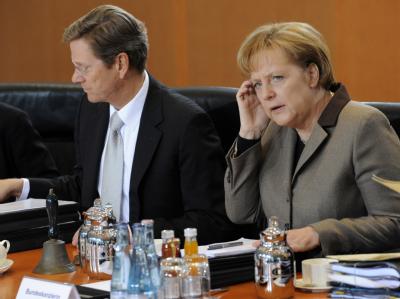 Außenminister Guido Westerwelle (FDP) und Kanzlerin Angela Merkel (CDU) am Kabinettstisch in Berlin. Westerwelle und Merkel