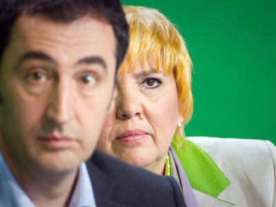 Die beiden Bundesvorsitzenden der Grünen, Claudia Roth und Cem Özdemir. Die Grünen büßen sie zum dritten Mal in Folge einen Punkt ein. Özdemir und Roth