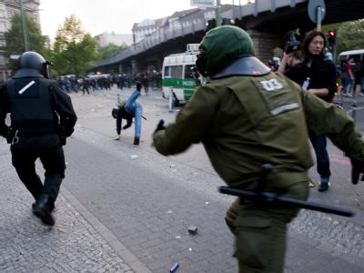 Polizisten verfolgen bei den Demonstrationen zum 1. Mai dieses Jahres in Berlin einen Störer. 1. Mai in Berlin