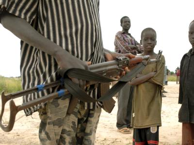 Bewaffneter im Sudan. Nach Auffassung von Hilfsorganisationen droht im Sudan ein neuer Krieg. Bewaffneter im Sudan