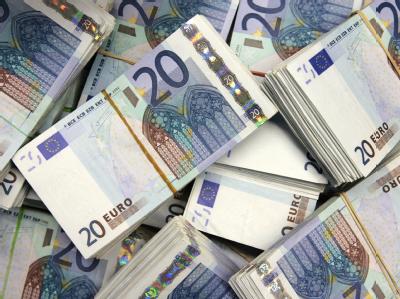 Die Wirtschaftskrise hat in die staatlichen Haushalte ein Loch von fast 100 Milliarden Euro gerissen. Geldscheine