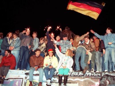 In seiner Rede ging Gauck auch auf den Mauerfall 1989 ein: «Da waren die Ostdeutschen zu einer friedlichen Revolution imstande, zu einer friedlichen Freiheitsrevolution. Wir wurden das Volk, und wir wurden ein Volk.» Foto: dpa/Archiv Mauerfall
