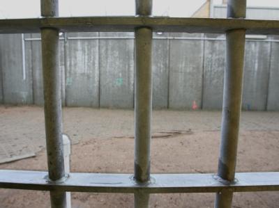 Blick aus dem Fenster einer Gefängniszelle (Symbolbild). In Teheran wurde ein israelischer Spion hingerichtet. Gitterstäbe