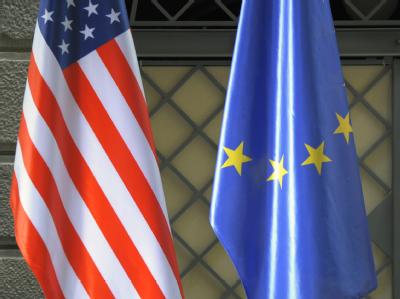 Die Flaggen der USA und der Europäischen Union. Flaggen