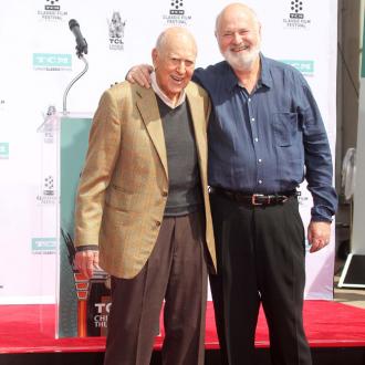 Der Darsteller ist im Alter von 98 Jahren verstorben. Der Schauspieler starb Montagnacht im Beisein seiner Familie in seinem Haus. Carl und Rob Reiner