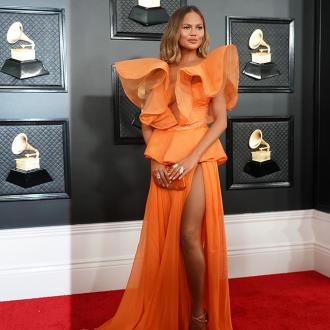 Das Model besticht seine Tochter für Fotos. Die Dreijährige posiert nicht umsonst für Mama. Chrissy Teigen
