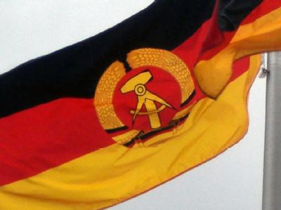 Nach Ansicht der Stasi-Unterlagen-Behörde ist Mehrzahl der Stasi-Spione in Westdeutschland bisher ungeschoren davon gekommen. DDR-Fahne