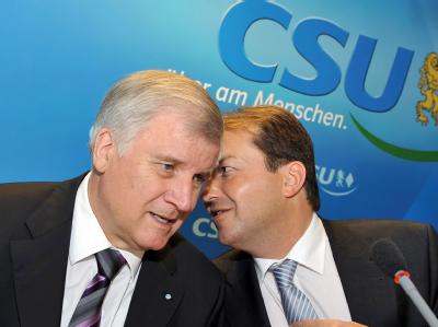 CSU-Parteichef Seehofer (l) und Partei-Generalsekretär Alexander Dobrindt sprechen sich ab. (Archivbild) Seehofer und Dobrindt
