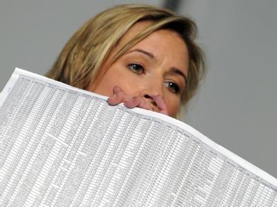 Claudia Pechstein zeigt ein Dokument der Beweisführung mit all ihren Daten. Eisschnellläuferin Claudia Pechstein