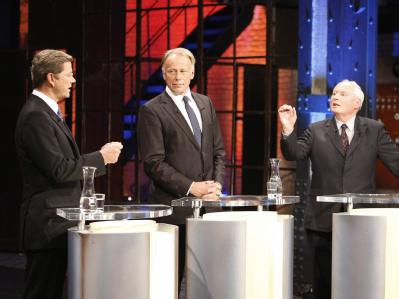 FDP-Chef Westerwelle (L), Jürgen Trittin von den Grünen und Oskar Lafontaine während der TV-Debatte. Foto: WDR/Herby Sachs TV-Debatte