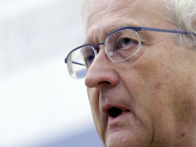 Bundeswirtschaftsminister Rainer Brüderle am Mittwoch bei einer Erklärung zur GM-Entscheidung, Opel doch nicht zu verkaufen. Bundeswirtschaftsminister Brüderle