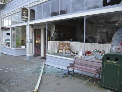 Die zerstörte Glasfront eines Geschäfts im kalifornischen Ferndale. Foto Caroline Titus - The Ferndale Enterprise Zerstörte Glasfront