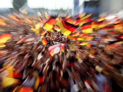 Deutsche Fans jubeln auf dem Fanfest in Hamburg. Fans in Hamburg