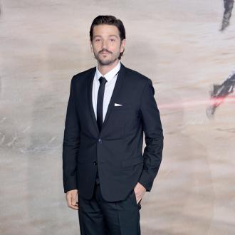 Der Darsteller verriet, dass die zweite Staffel ''sehr nah'' an das Mexiko herankommt, das er kennt. Der Frauenschwarm spielt in der Serie Miguel Gallardo. Diego Luna