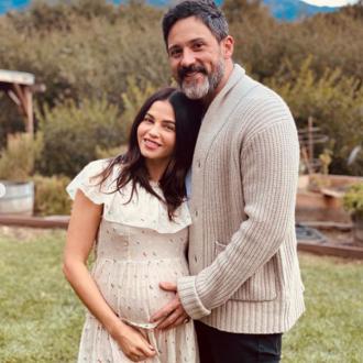 Die Schauspielerin hat eine ''unausgesprochene Chemie'' mit Steve Kazee. Sie wusste sofort, dass da etwas besonderes ist. Jenna Dewan und Steve Kazee