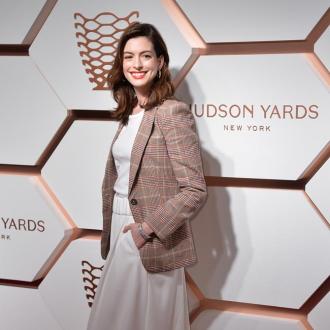 Die Schauspielerin spricht über die Eigenarten des umjubelten Regisseurs. Er achte streng darauf, dass jeder möglichst effizient arbeite. Anne Hathaway