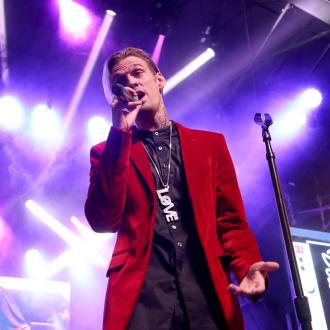 Der amerikanische Musiker hat harte Zeiten hinter sich und war in den letzten Wochen immer wieder in den Schlagzeilen. Jetzt beginnt er offenbar einen Neustart. Aaron Carter