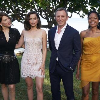 Laut Ana de Armas hat Lashana Lynch im neuen James Bond-Film ''die Hosen an''. Lea Seydoux, Ana de Armas, Daniel Craig und Naomi Harris