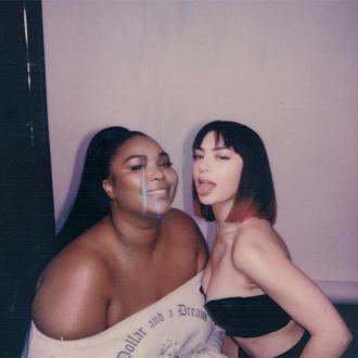 Der Star gab zu, dass 'Blame It On Your Love' nicht ''perfekt'' war, bis Lizzo bei dem Song mitmachte. Die Musikerin änderte den Track von ihrem Mixtape 'Pop 2'. Charli XCX