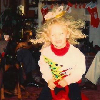 Die Sängerin hat eine festliche Single veröffentlicht, die 'Christmas Tree Farm' heißt. Die Blondine brachte das Lied in Begleitung eines Musikvideos heraus. Taylor Swift als Kind