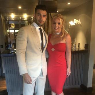 Die Stars hatten am Montag ihren ersten gemeinsamen Auftritt auf dem roten Teppich. Das Paar schwebte verliebt über den roten Teppich. Britney Spears und Sam Asghari