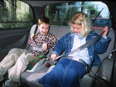 Der ADAC kritisiert die Kriterien für die Zulassung von Kindersitzen. (Quelle: ADAC/dpa/gms) Sicherheit für die Kleinen