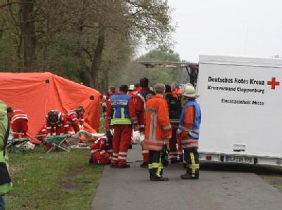Rettungskräfte im Einsatz, nachdem ein betrunkener Autofahrer in Markhausen in eine Menschenmenge gerast ist. Betrunkener Autofahrer rast in Menschenmenge