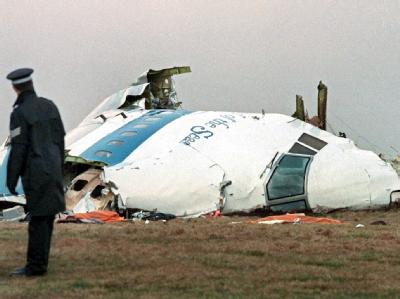 Ein Polizist im schottischen Lockerbie am Wrack der Passagiermaschine der PanAm. Foto: EPA Paletkey/Archiv Lockerbie-Anschlag