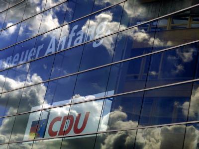Wolken spiegeln sich im Konrad-Adenauer-Haus in Berlin. (Archivbild) CDU-Parteizentrale