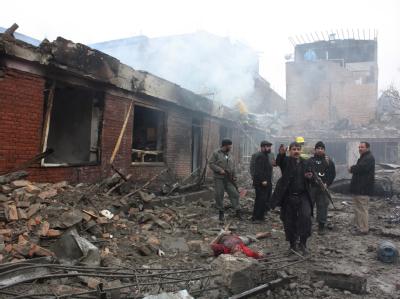 Afghanische Sicherheitskräfte inspizieren das durch einen Anschlag zerstörte Hotel in Kabul. Anschlag in Kabul