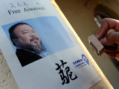 Ein Plakat von Ai Weiwei bei einer Solidaritätskundgebung für den Künstler. Solidaritätskundgebung für Ai Weiwei