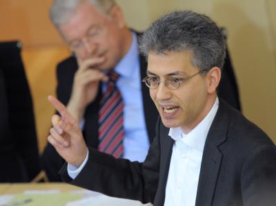 Hessens Grünen-Chef Tarek Al-Wazir (r.) fordert von seiner Partei Offenheit für neue Bündnisse. Die Union, hier Ministerpräsident Roland Koch (CDU), dürfte nichts dagegen haben. Al-Wazir und Koch