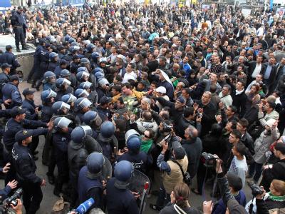 Regierungsgegner und Polizei stoßen bei einer Demonstration in Algiers aufeinander. (Archivbild vom 19.2.2011) Jetzt hat Algerien den 1992 verhängten Ausnahmezustand aufgehoben. Proteste in Algerien