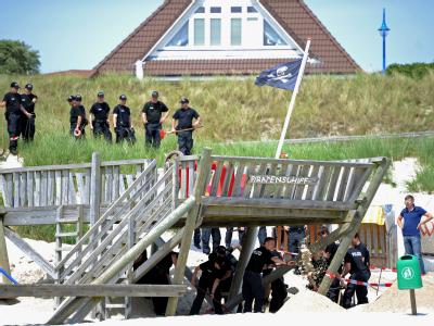 Polizisten graben unter dem Klettergerüst Amrum