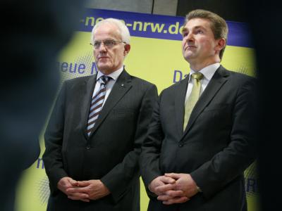 Nordrhein-Westfalen will doch keine Bundesratsinitiative gegen die Steuersenkungspläne starten. (Archiv) Jürgen Rüttgers und Andreas Pinkwart