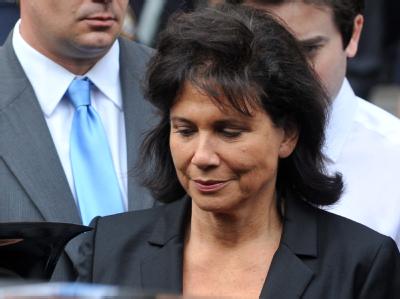 Die Ehefrau von Dominique Strauss-Kahn, Anne Sinclair, steht unbeirrt an der Seite ihres Mannes. Anne Sinclair