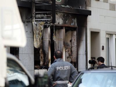 Unbekannte schleuderten mehrere Brandsätze in die Wohnung im Erdgeschoss. Brandanschlag in Leverkusen