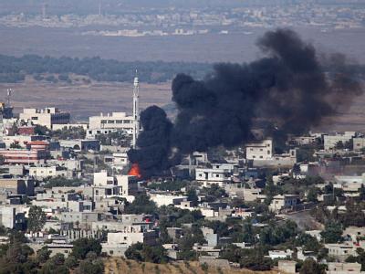 Feuer und Rauch über der syrische Stadt Jbatha Al-khashab, in der Nähe von Damaskus, nach einen Artillerieangriff. Foto: Atef Safadi / Archiv Artillerieschlag