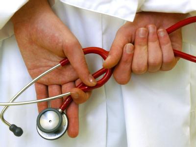 Nach dem Gesetzesentwurf müssen die Krankenkassen künftig allen Versicherten, die Opfer ärztlicher Behandlungsfehler werden, bei der Durchsetzung von Schadenersatzansprüchen helfen. Foto: Patrick Pleul/Symbol Arzt